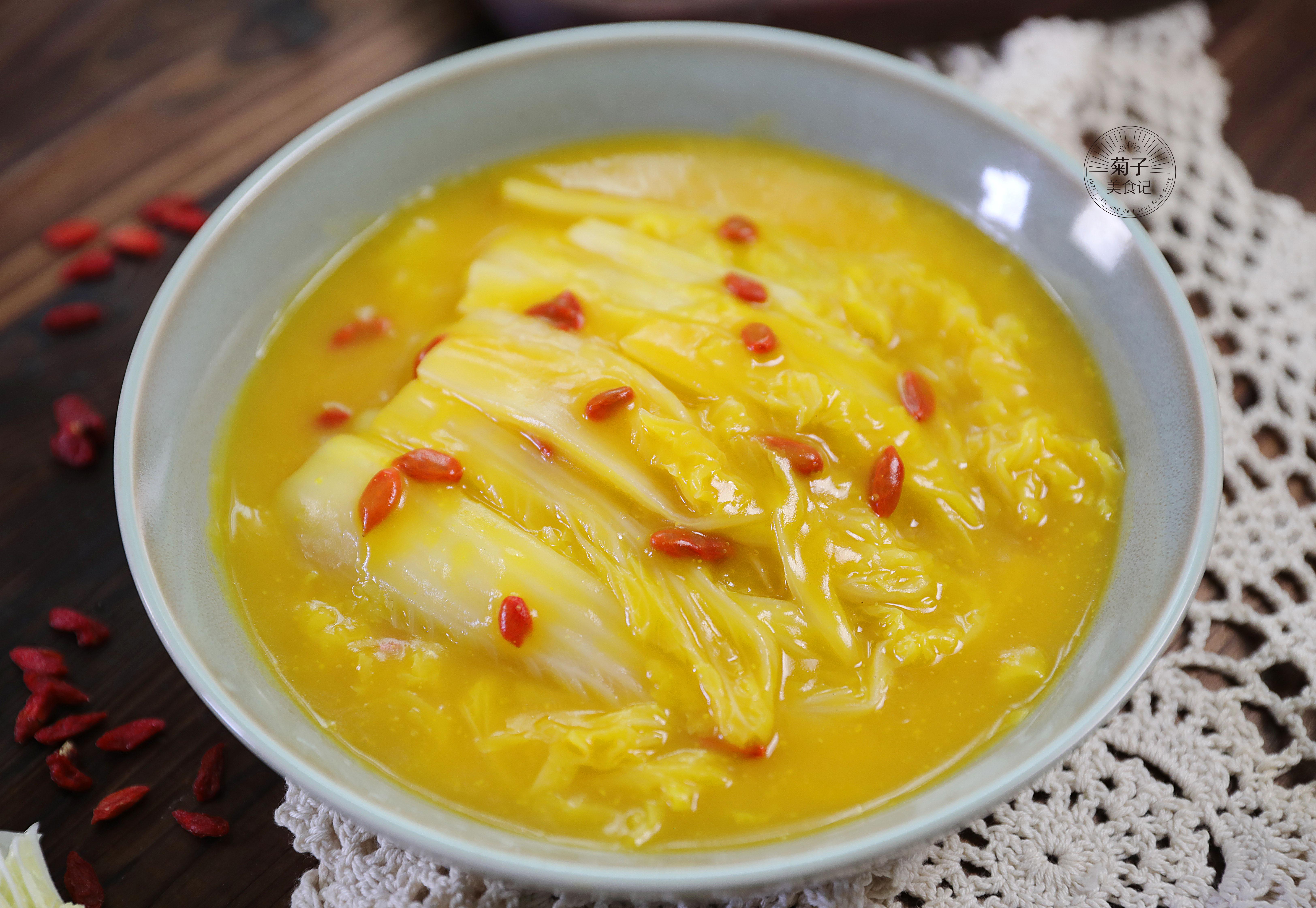 诱人美食金汤娃娃菜,色泽金黄,满盘都是秋天的味道