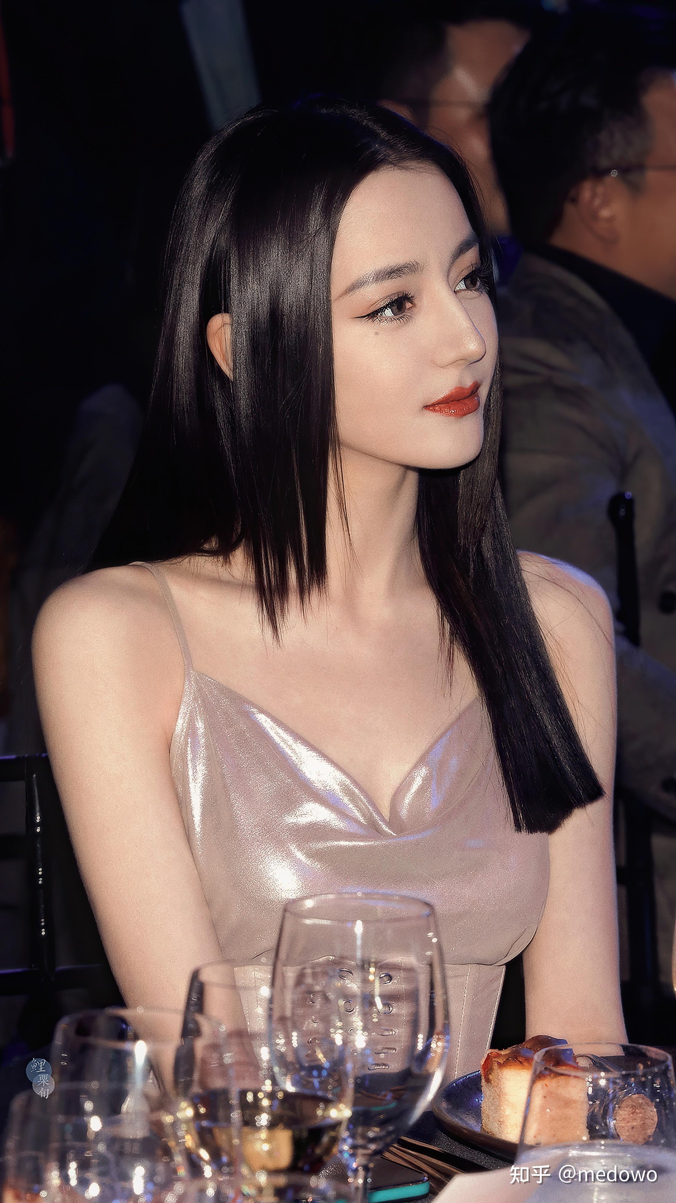 迪丽热巴穿吊带裙有多美? - 知乎