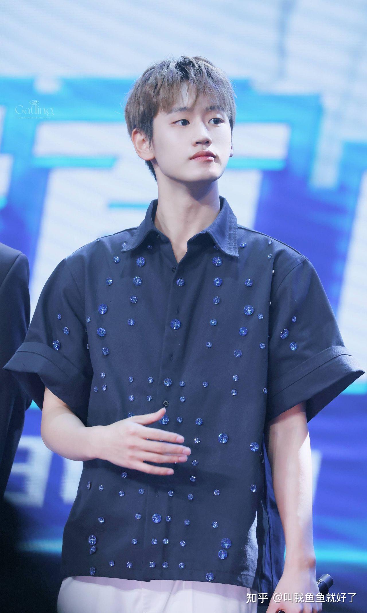 有没有ak刘彰的好看的手机壁纸? - 知乎