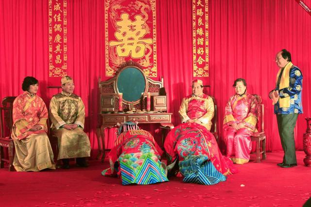 在迎娶之日,丈夫要去迎娶妻子之前,首先要祭拜天地.