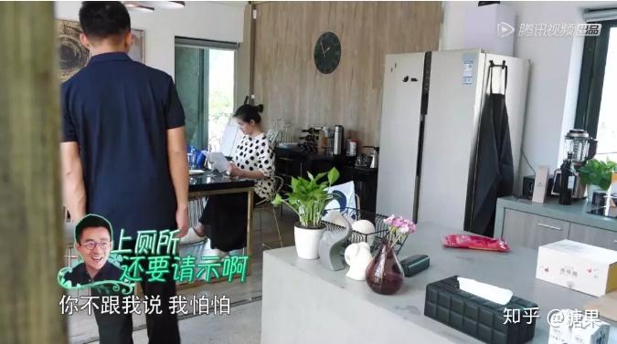 在片段的最后,大s与汪小菲在沙发上休息.