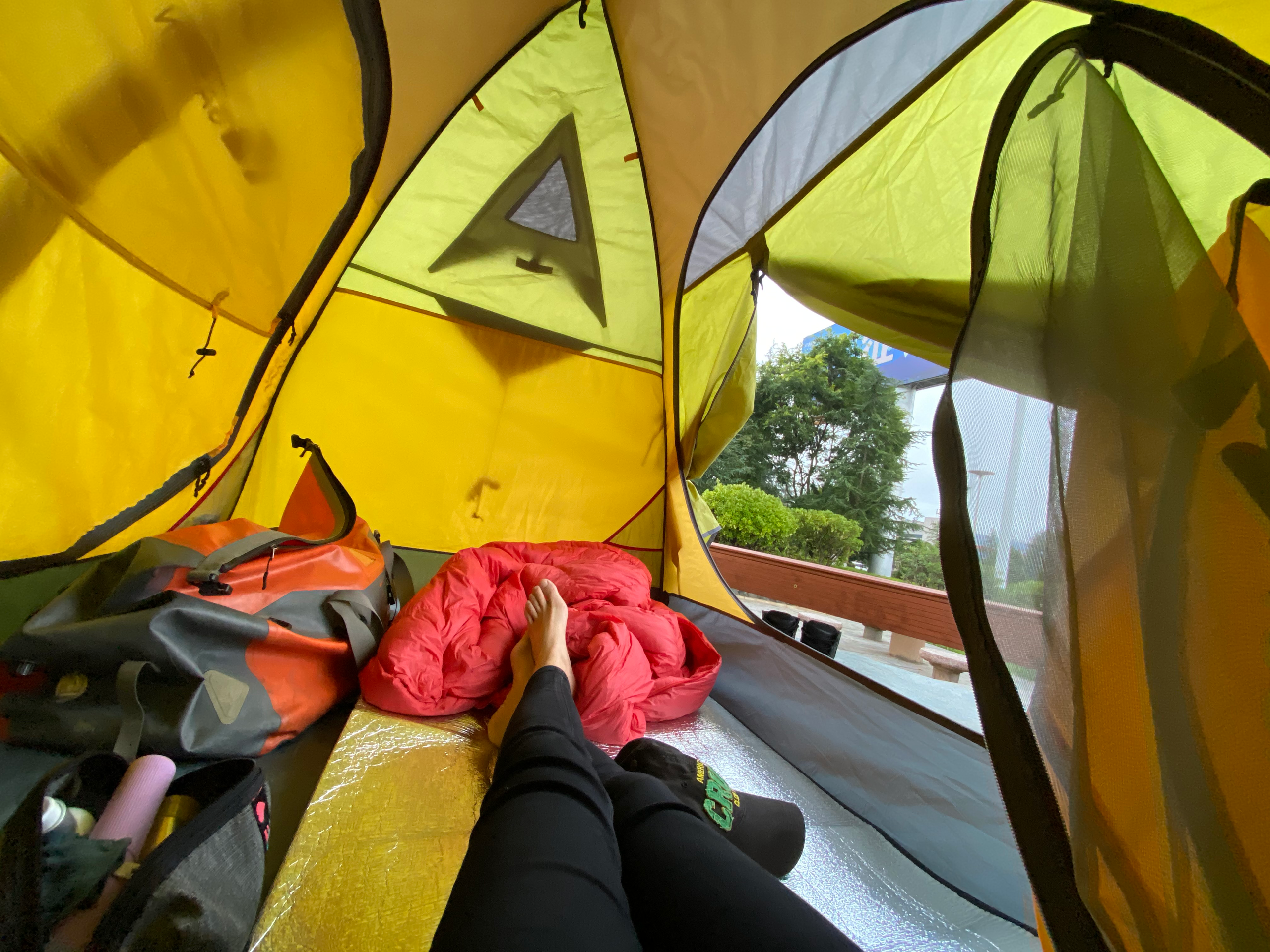 国外男子用保鲜膜搭帐篷躺在里面吃喝睡简直不要太刺激