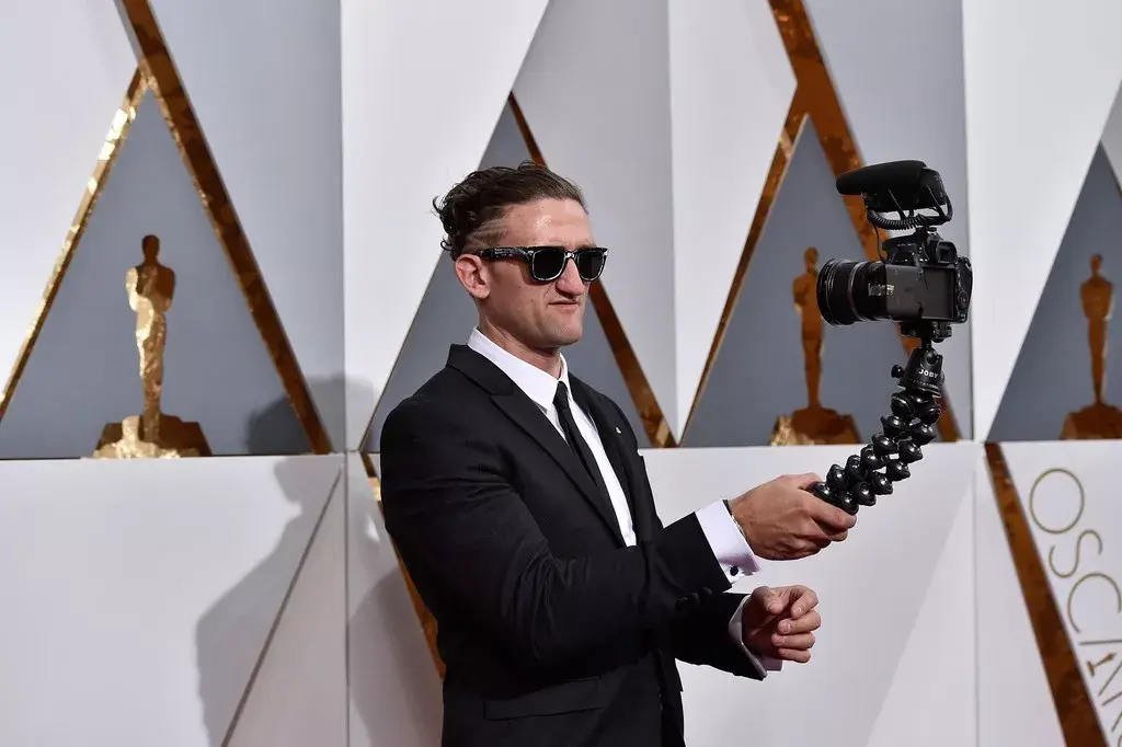 在youtube坐拥1100万粉丝的国外vlog大师casey neistat从2010年就已经