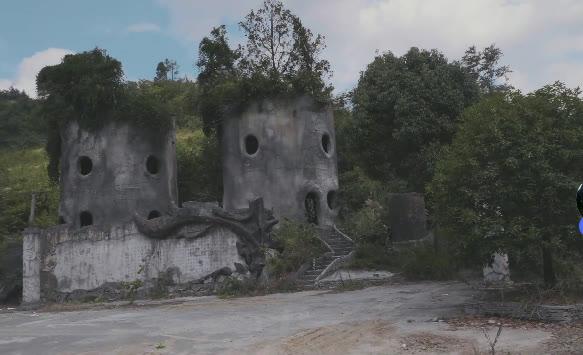 贵州遵义废弃的景区石头城堡长满杂草投资几个亿的老板却跑了