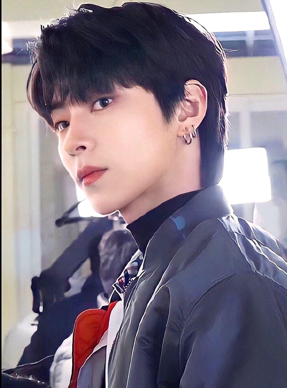 有黄仁烨壁纸吗? - 知乎