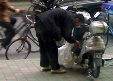 自行车怎么锁比较防盗 v2-2e1596faacf1b83c618709219364668c_b.jpg