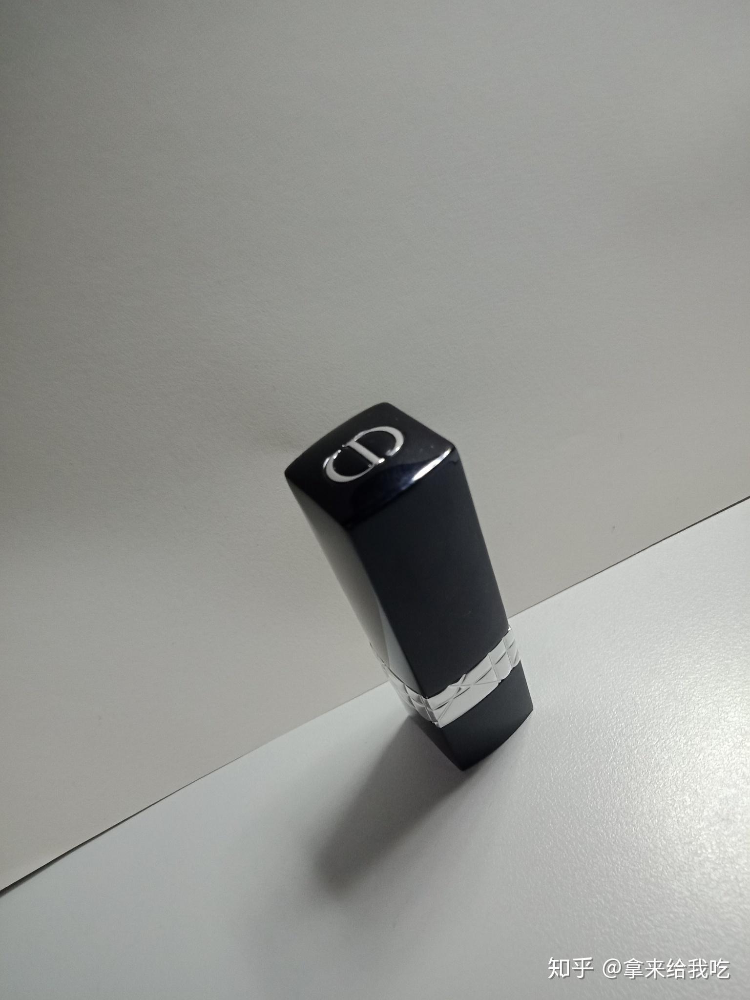 迪奥口红烈焰蓝金唇膏999口红膏体上的字母是大写字母下面还有类似于