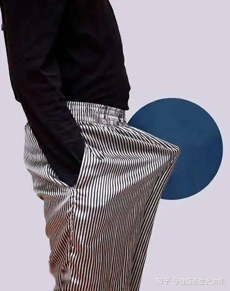 男人早晨搭起小帐篷