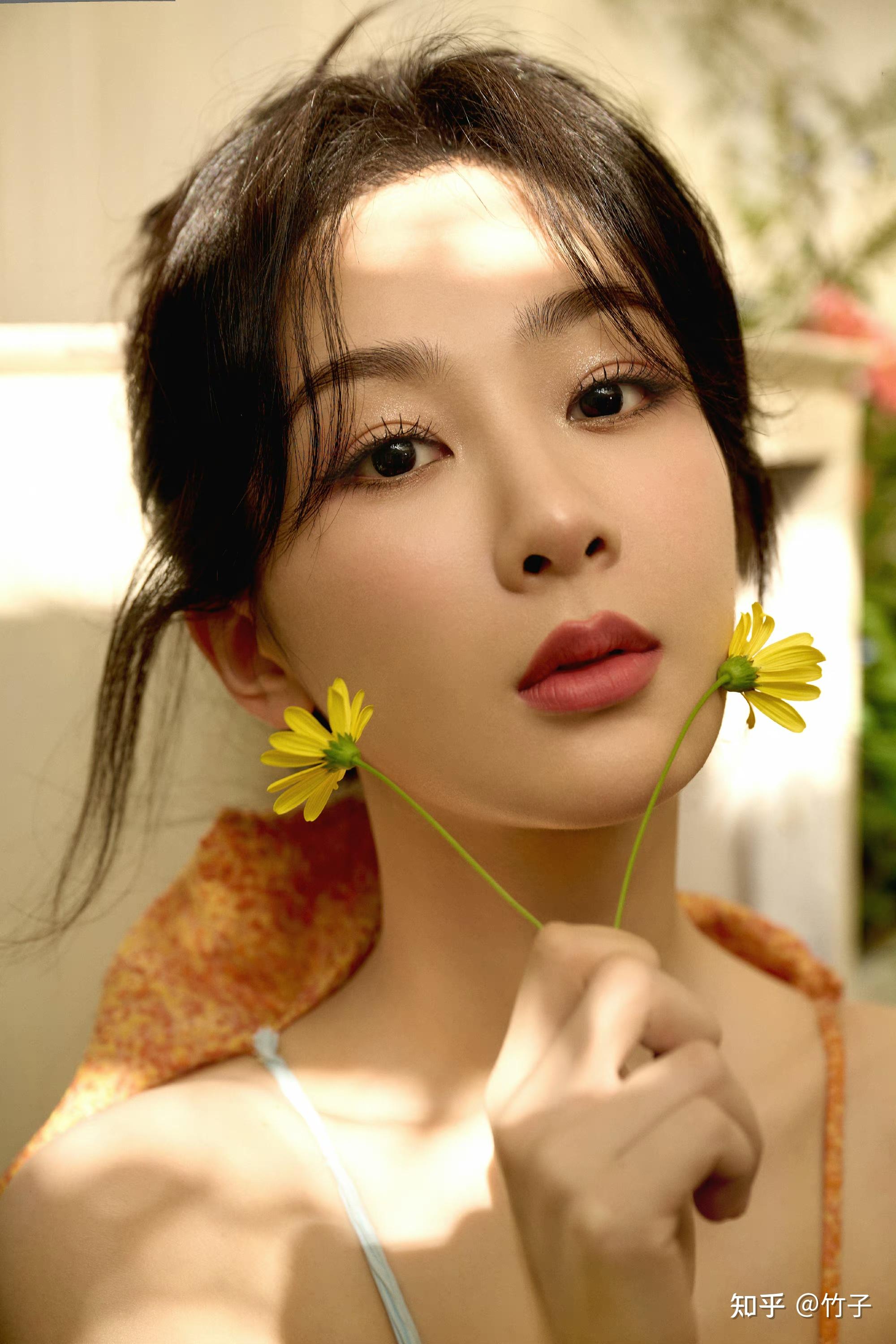 杨紫今日美照持续大放送,时而如山茶花般清雅,时而似花海般明媚