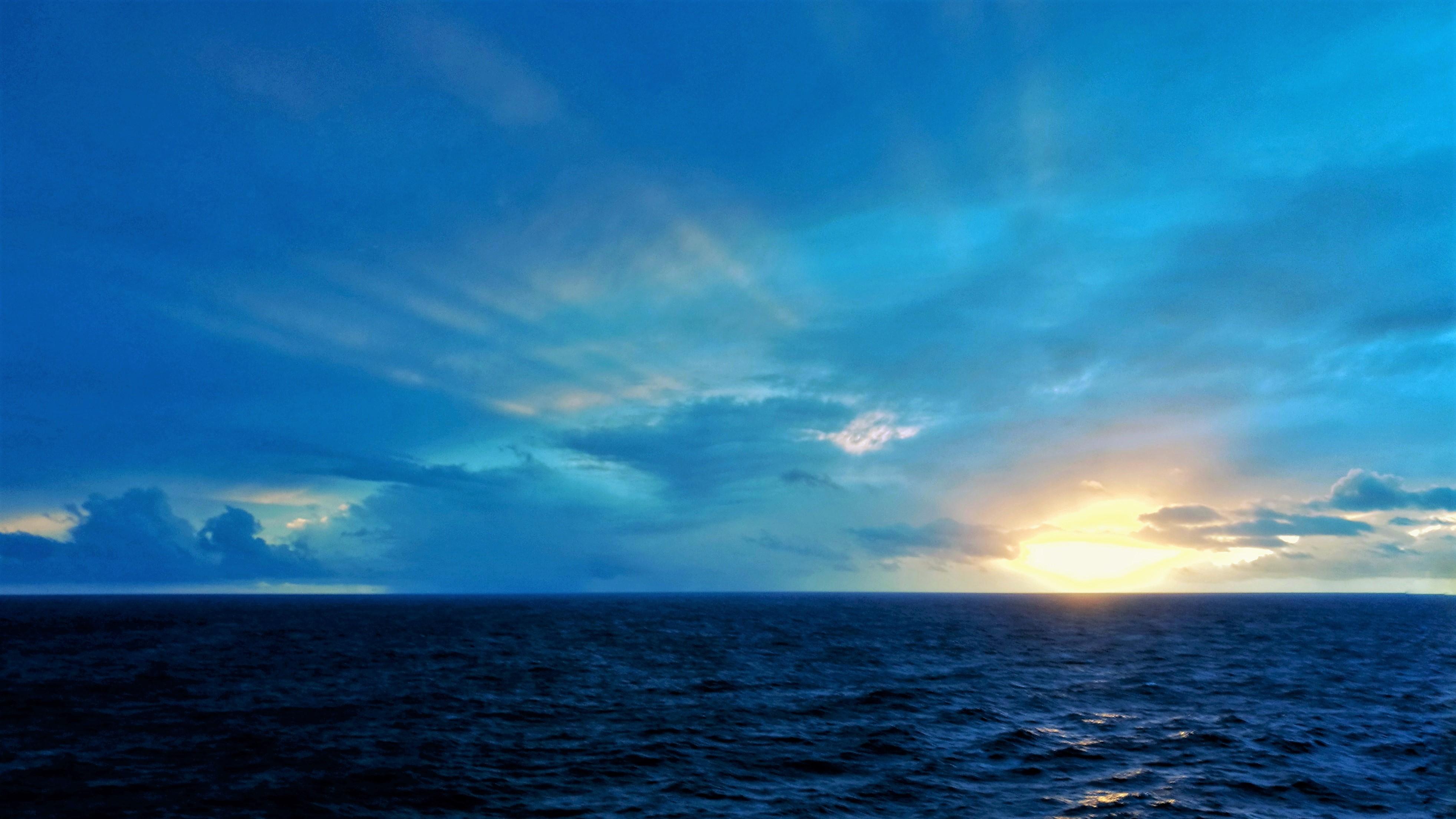 船是海的载体,纵身处巨轮之上,一舟孤悬于茫茫大海,也使你超然尘世