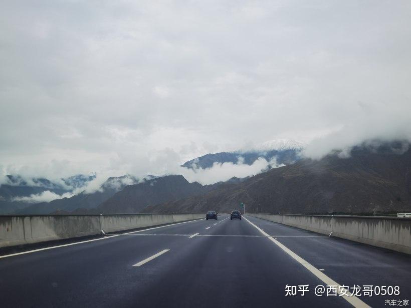 沿雅葉高速往機場的方向行進,經過曲水縣雅魯藏布江大橋,沿拉亞公路