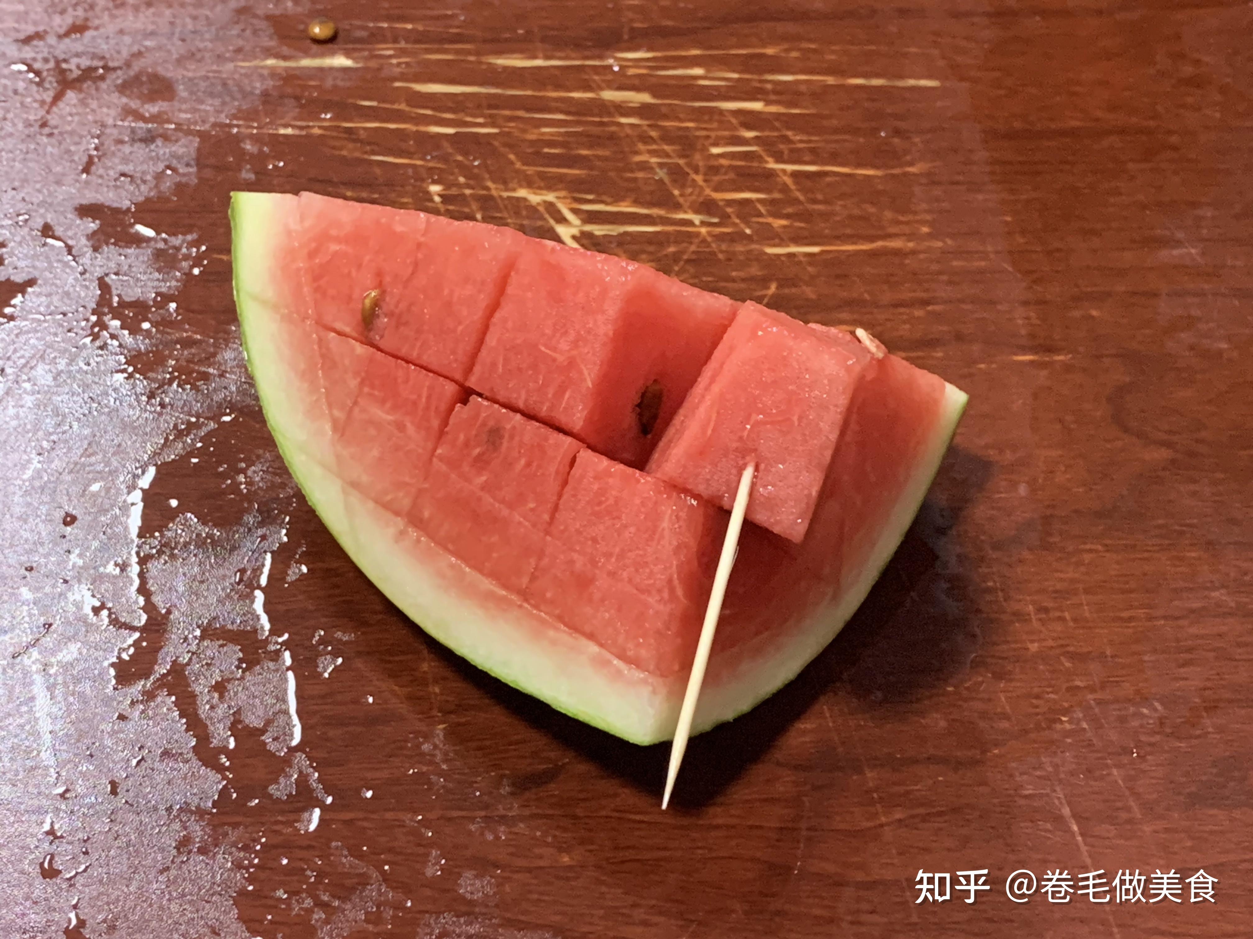 活了30年,还是头一次见到这样切西瓜,不脏手,不留汁