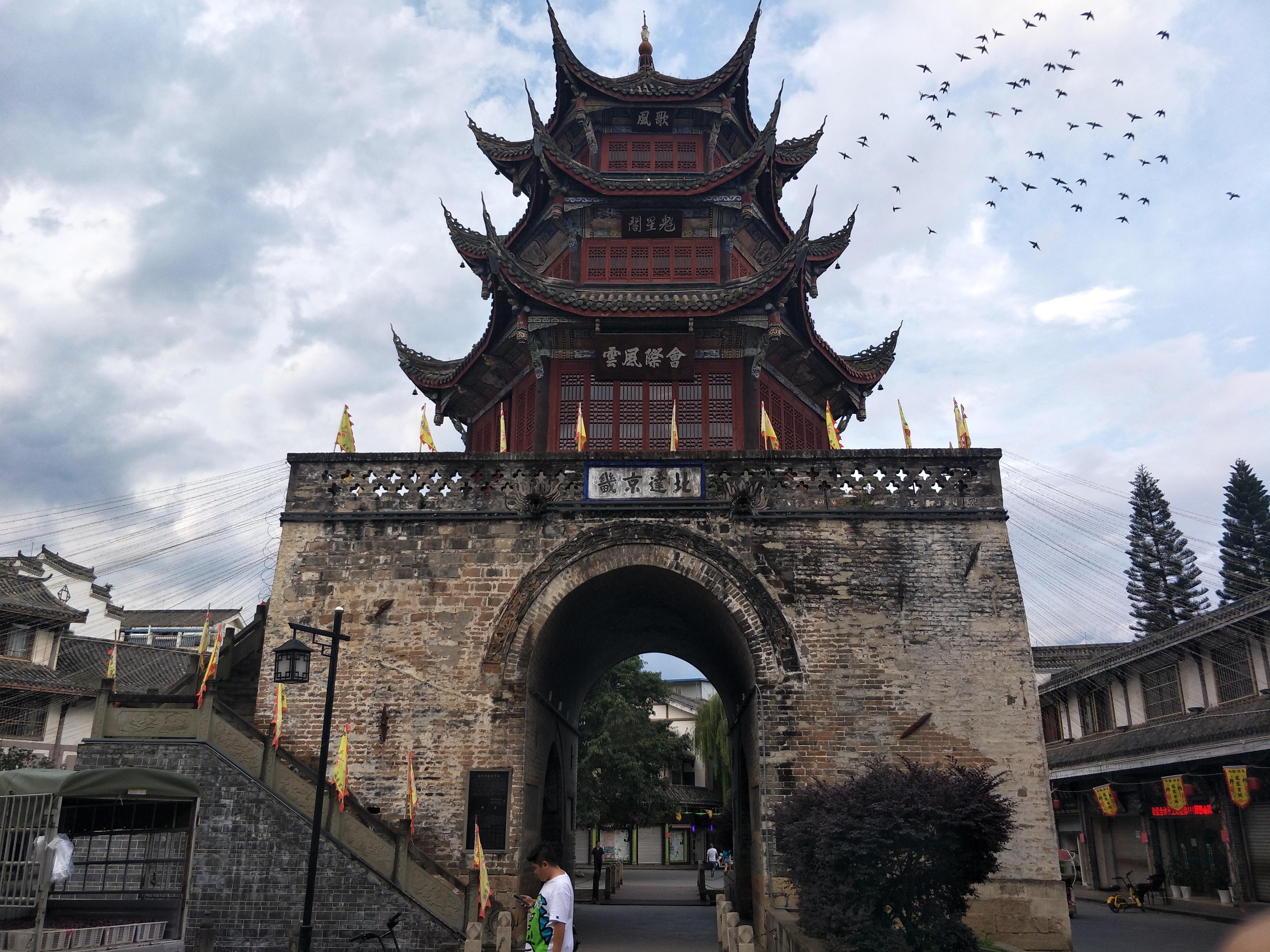 面积2655平方千米,是四川省凉山彝族自治州州府所在地,地处四川省第二