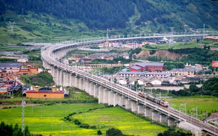 投资2000亿的川藏铁路预计2025年竣工,这条铁路性价比真是爆表了 - 知乎
