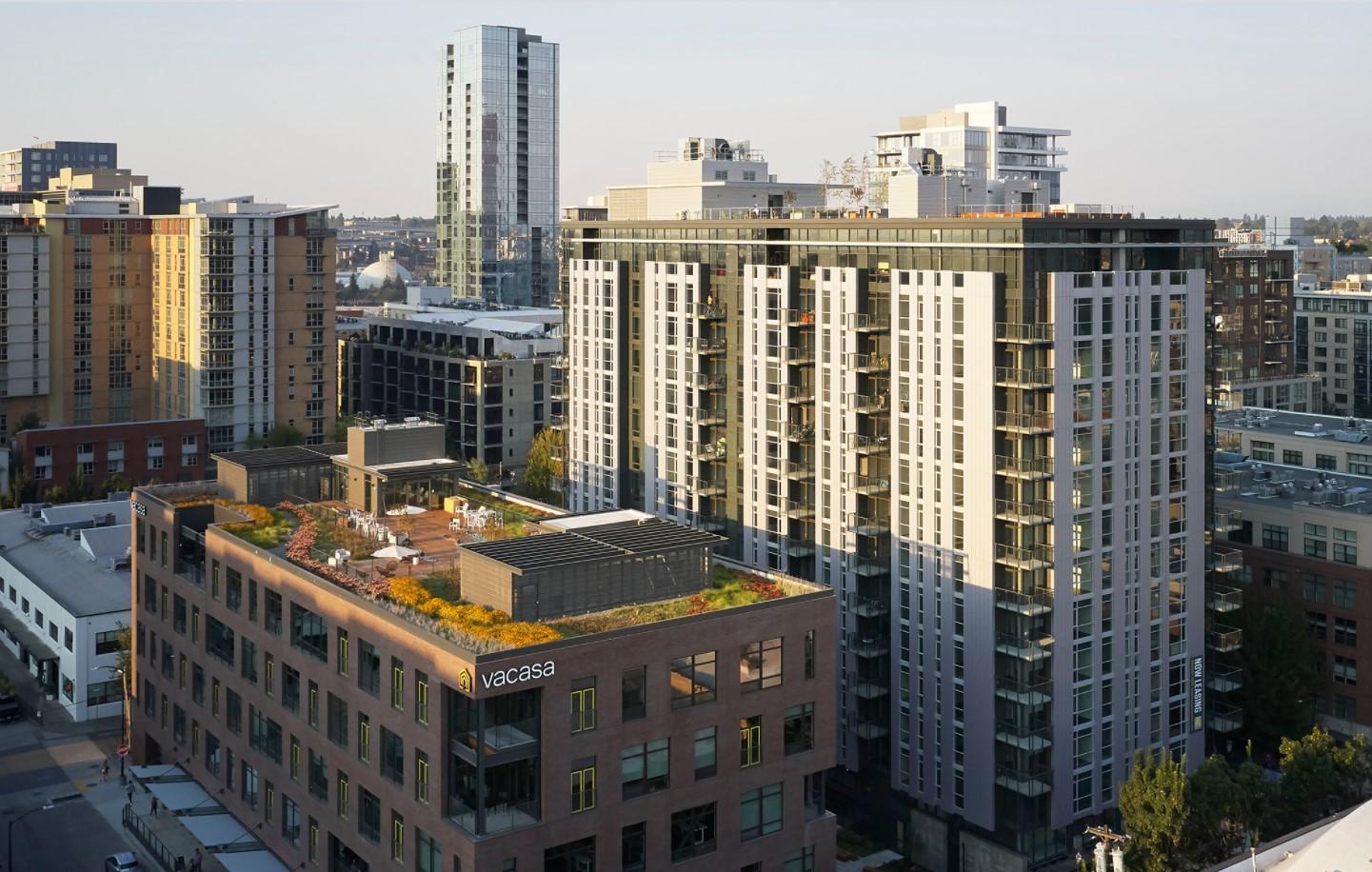 住宅塔楼有一个屋顶露台,有多个休息区和水景.