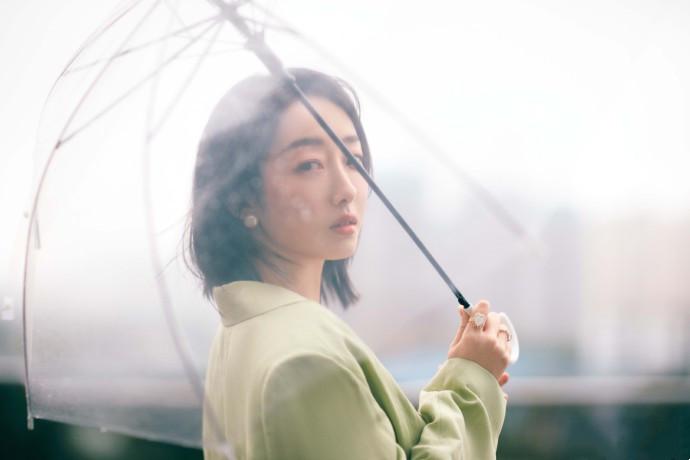 蒋梦婕再解锁新风格果茶绿色抹胸裙搭短发效果清新文艺名门泽佳