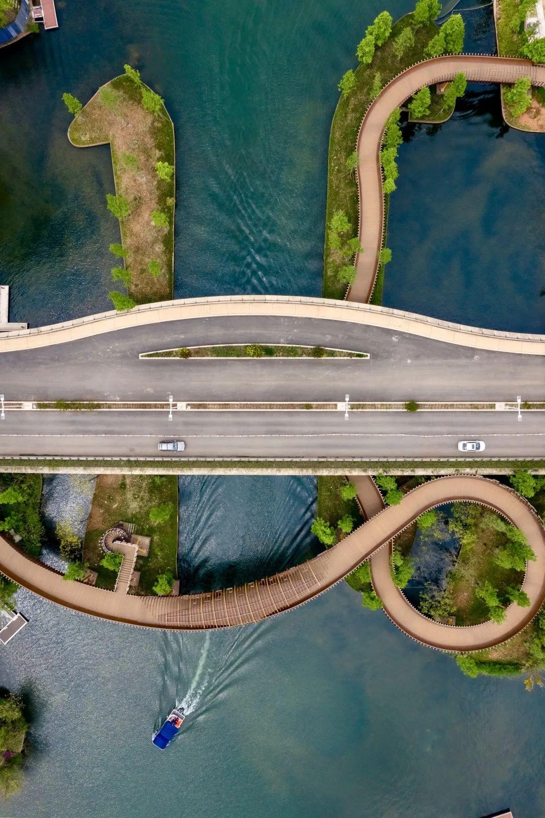 方案,采用人车分流但相互呼应的桥梁体系,车行桥简洁流畅保证通行速度