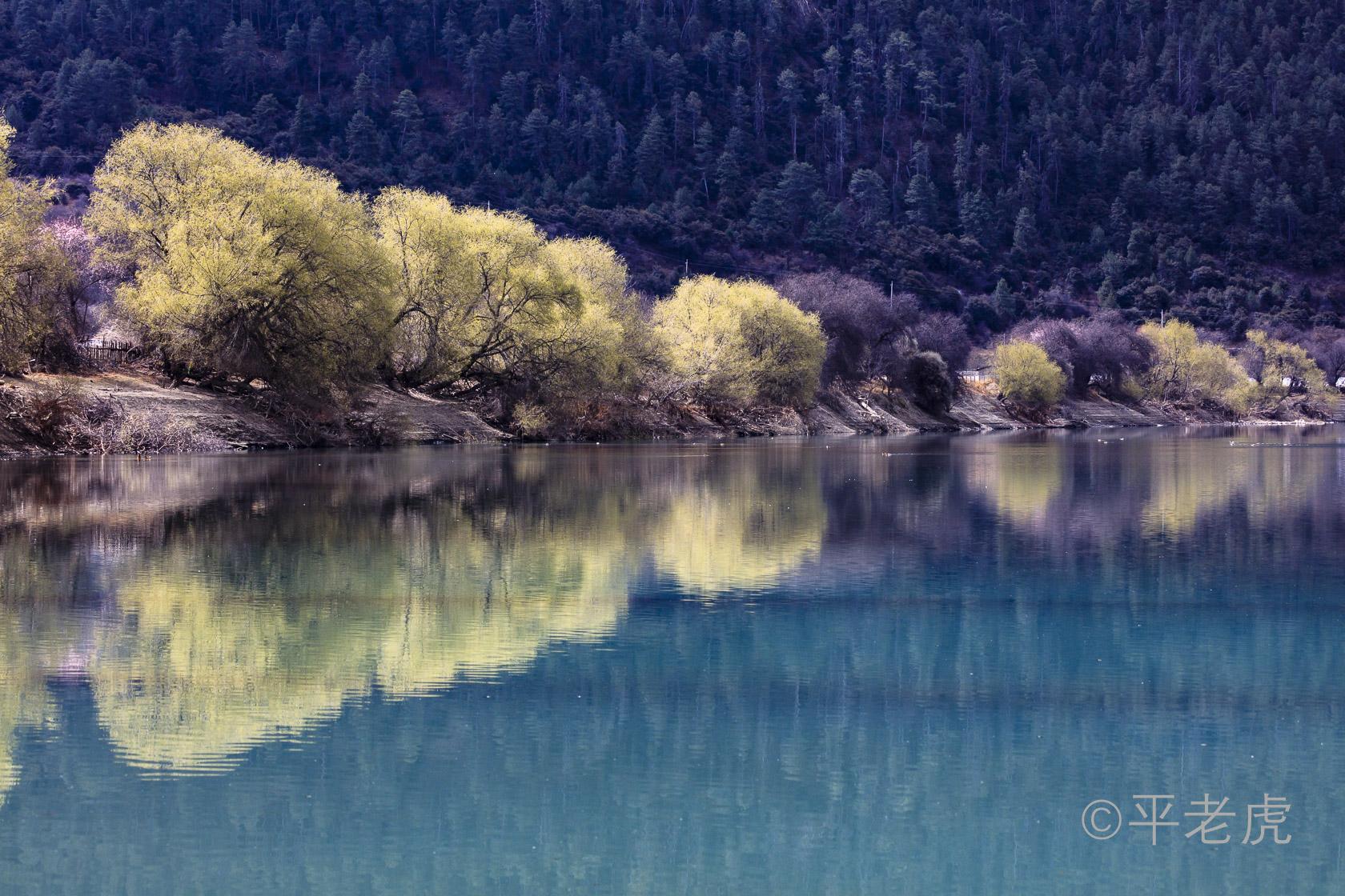 古乡湖边的一个小水坑:利用越野车天窗倒影拍摄南迦巴瓦日落:还是车窗