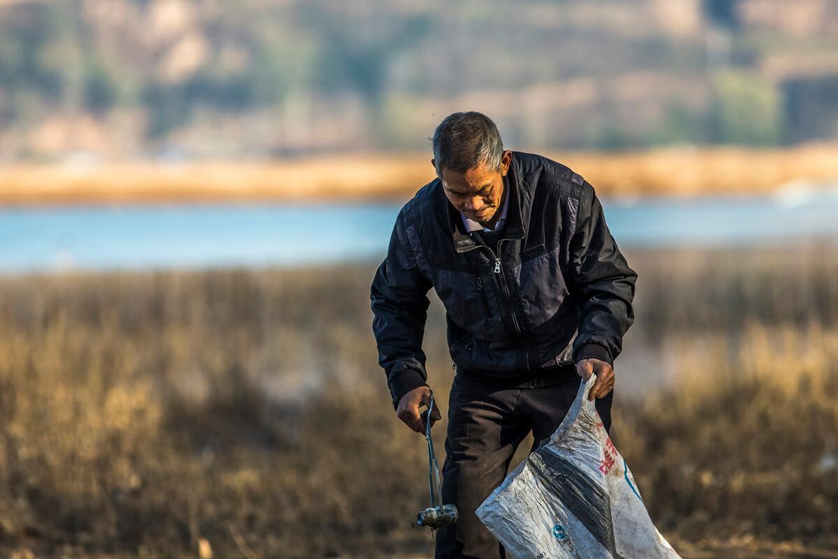 79岁的张大爷有儿有女也有退休金却每天捡垃圾晚景生活凄凉