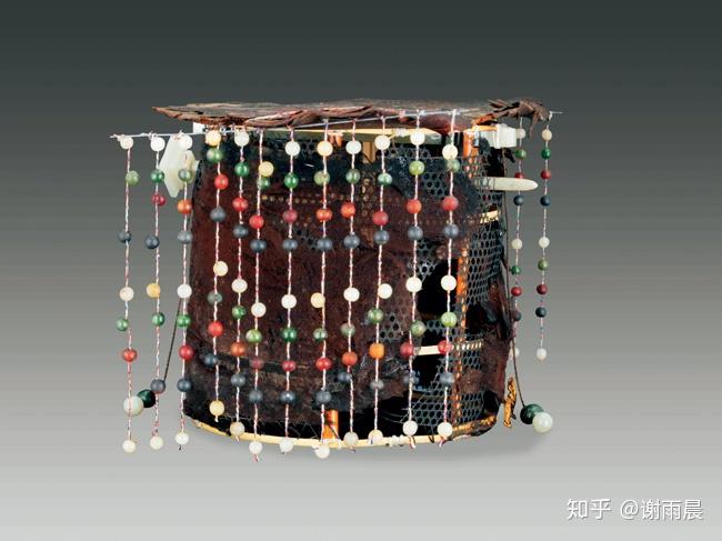 旒冕这种皇冠的学名叫旒冕,是帝王的礼帽,只有皇帝,太子,封王才能佩戴