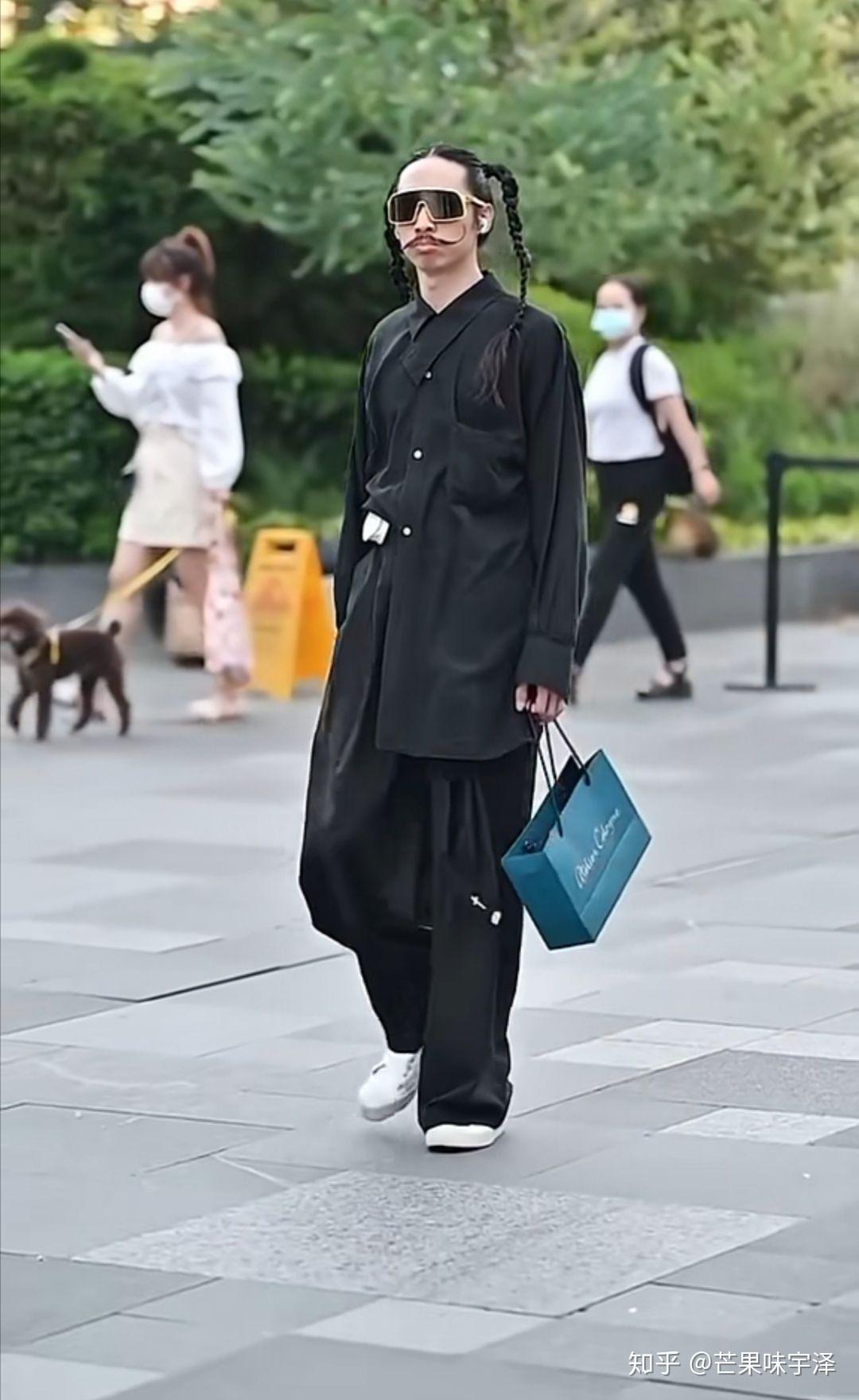 我这种土狗是不配出现在太古里的也许许多这种人是搞街拍工作的,这种