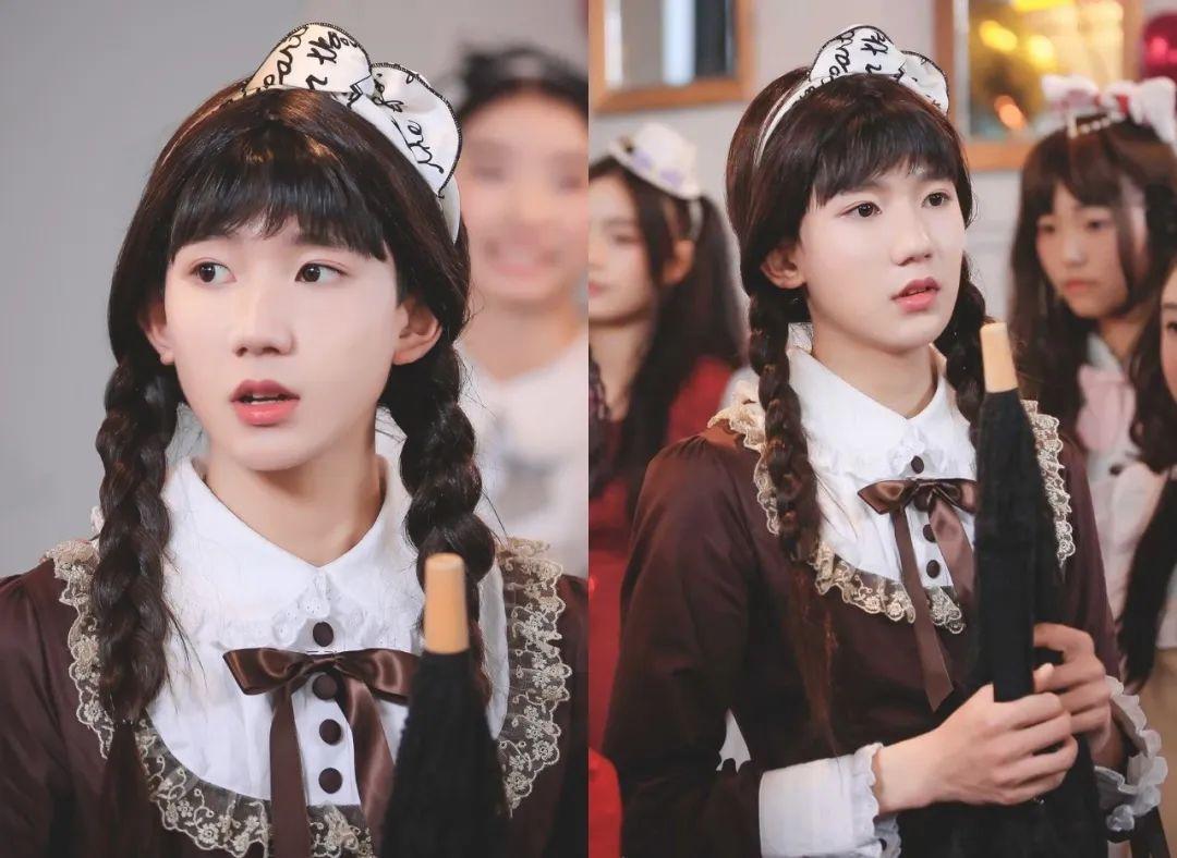 侧脸则是有点高冷的凯美女▼王俊凯这身装扮融入了很多鲜明的女性元素