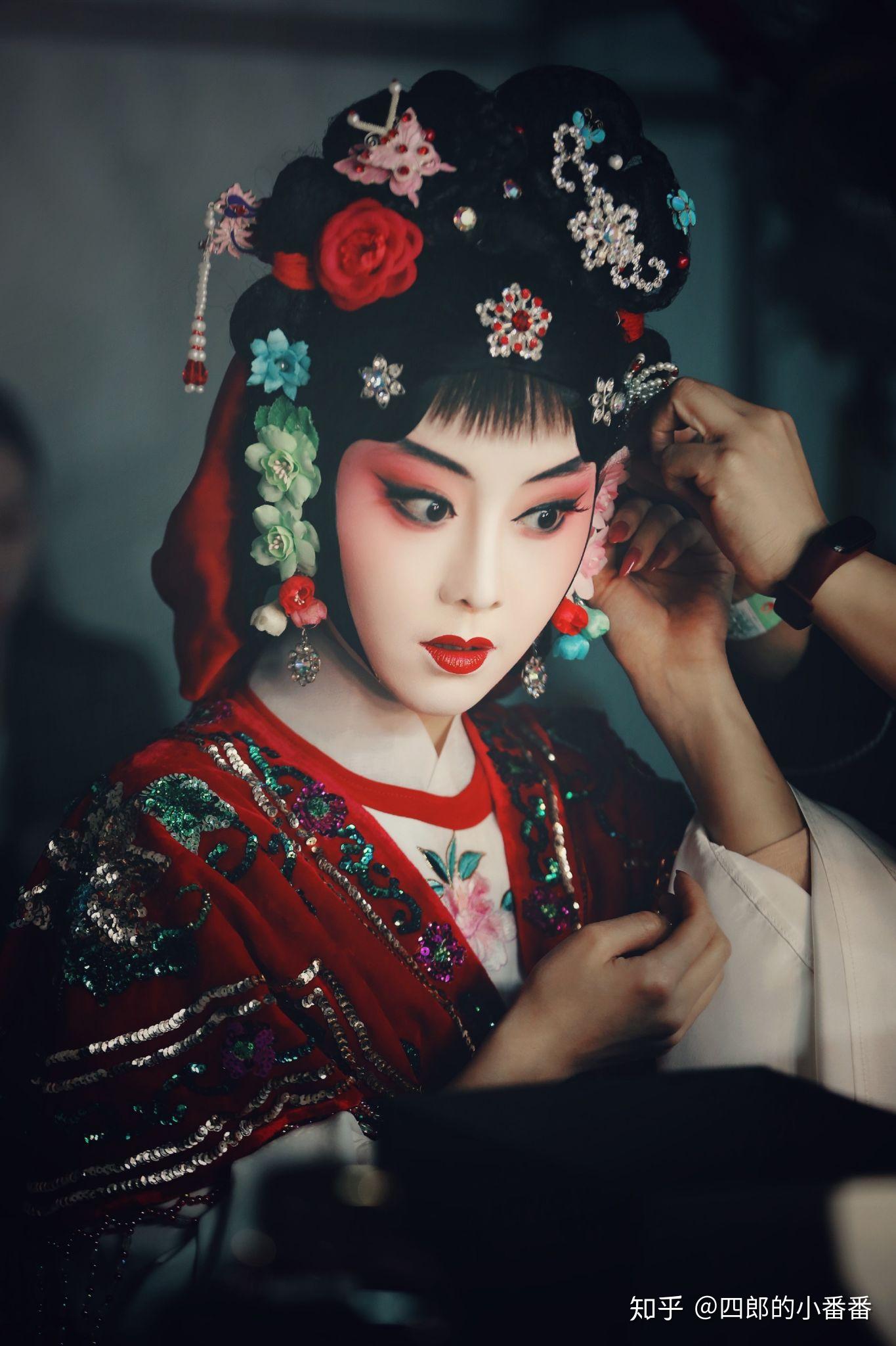 为什么粤剧旦角的头饰与京剧等大多数剧种旦角头饰不一样,具有明显的