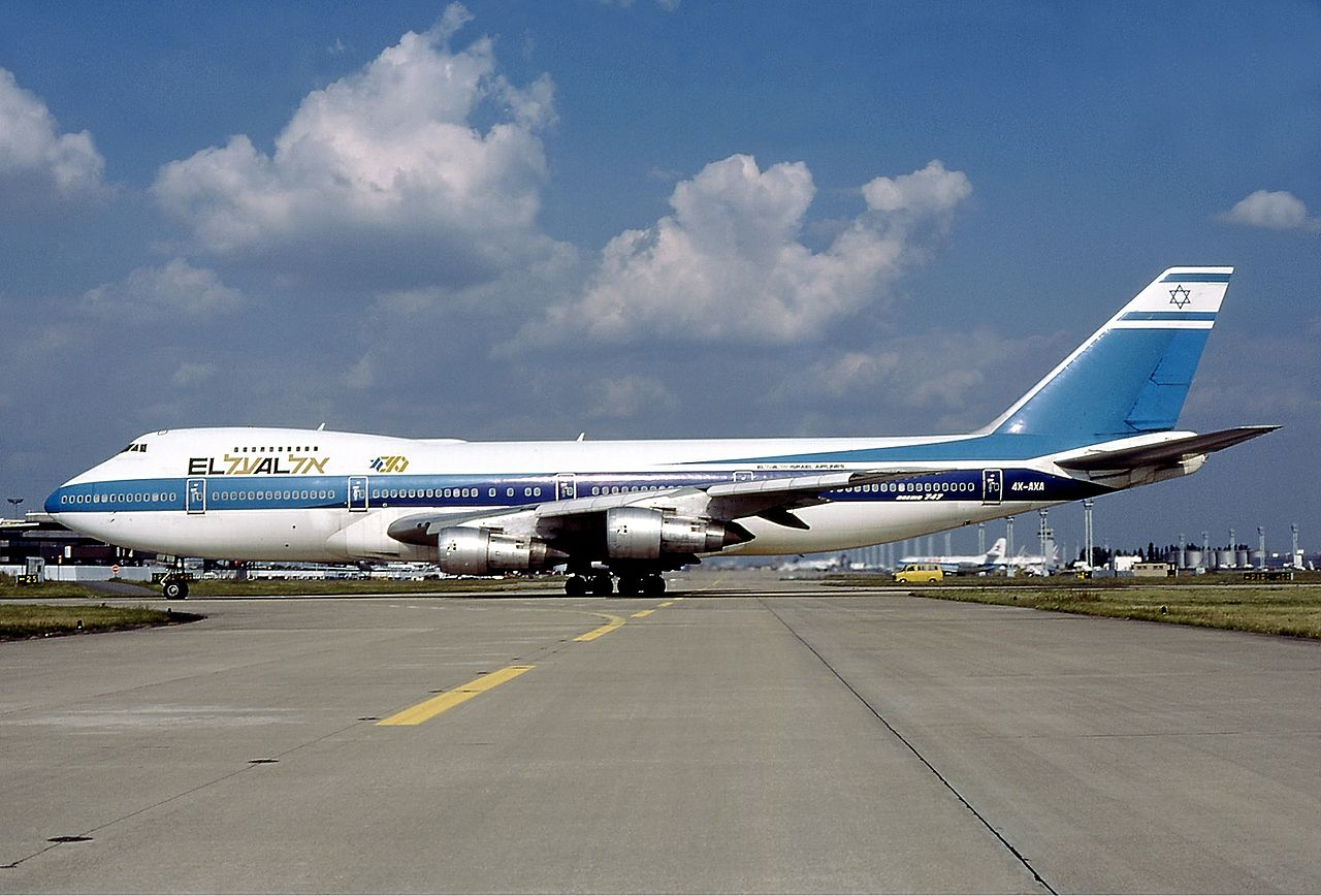 波音747,a380 等四发动机机型,为什么外侧两个发动机要距离那么远?