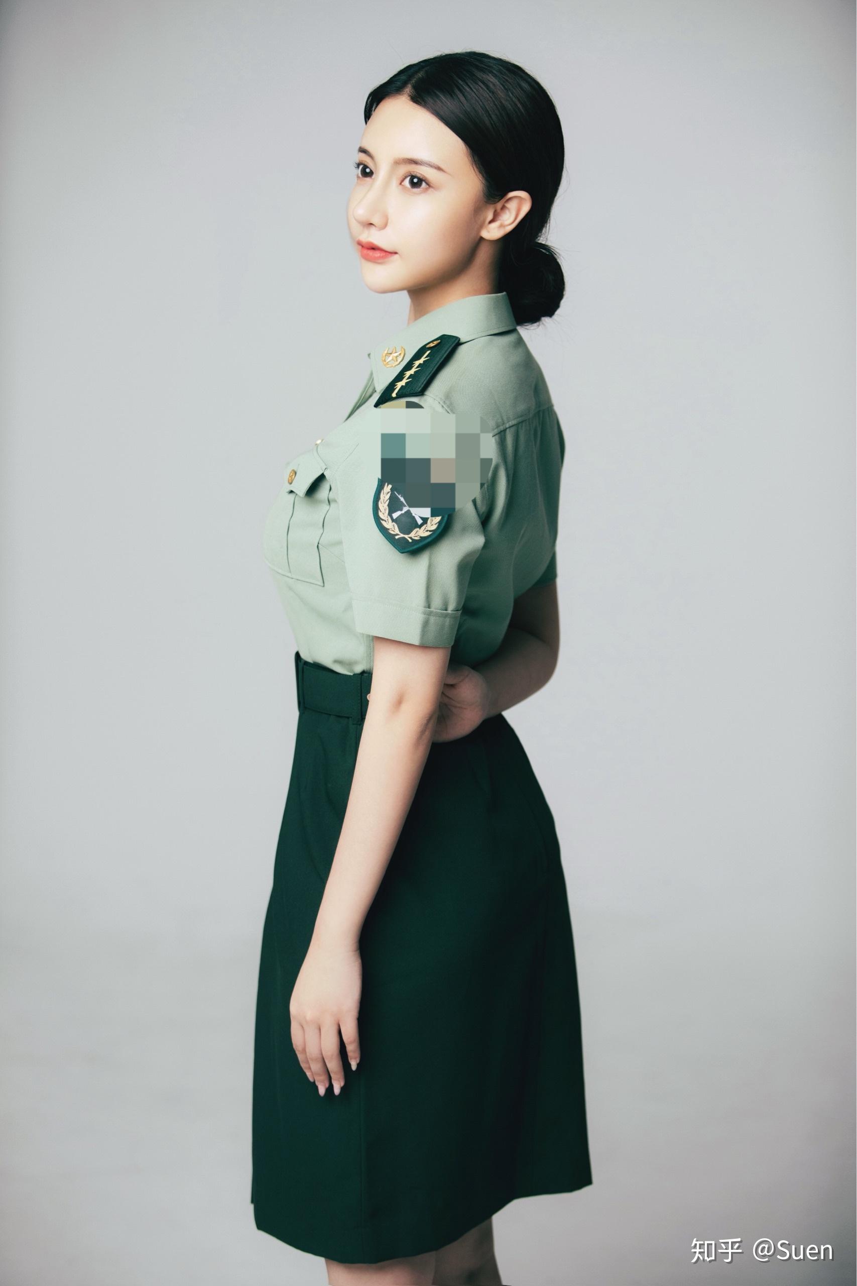 中国女兵穿常服图片