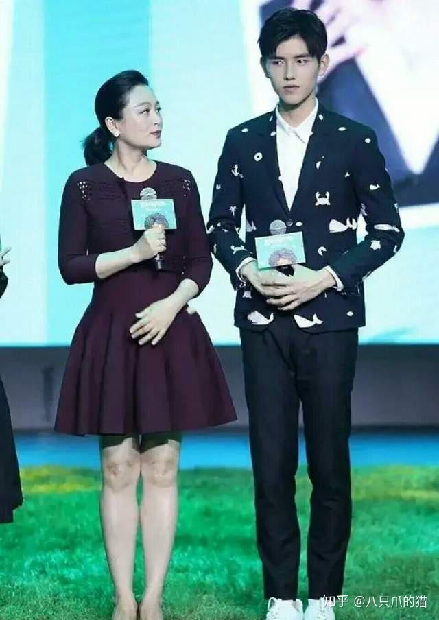 陈红真不像52,穿连衣裙同框陈飞宇像姐弟,母子俩模样像复制粘贴