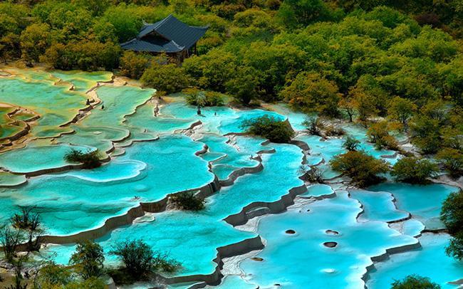 往下看的话,你会惊人地发现,这里竟然和九蛇岛的的公共浴池一模一样!