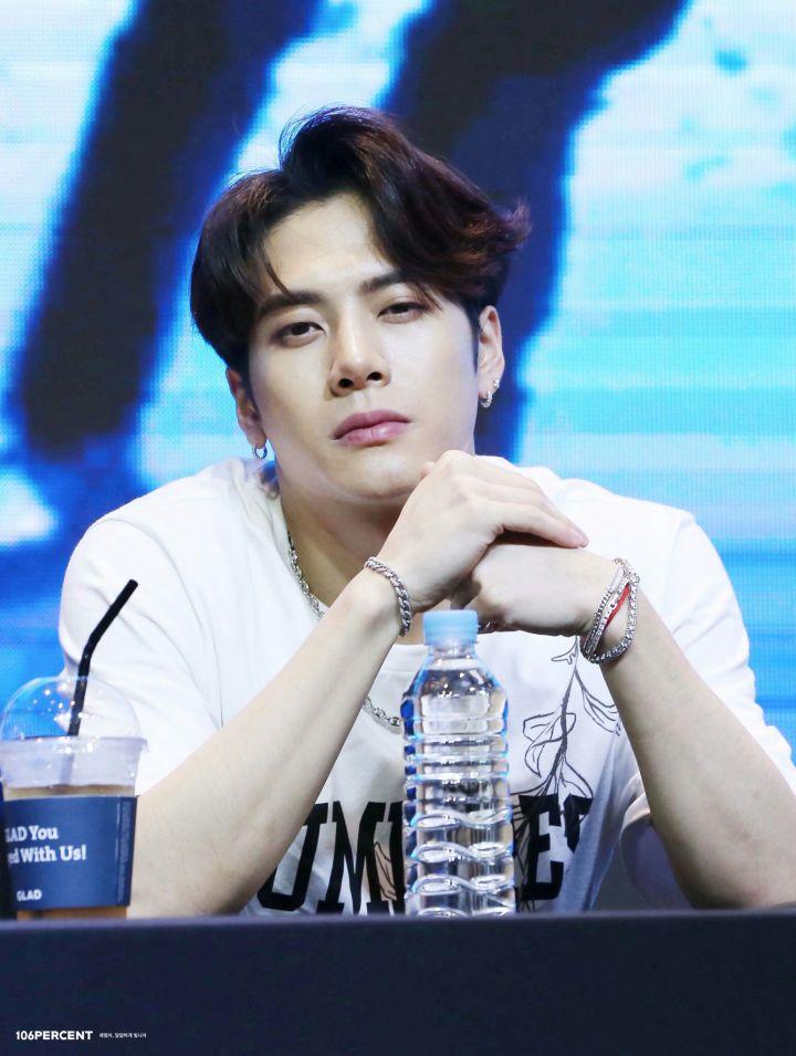 为什么王嘉尔微博粉丝这么少?