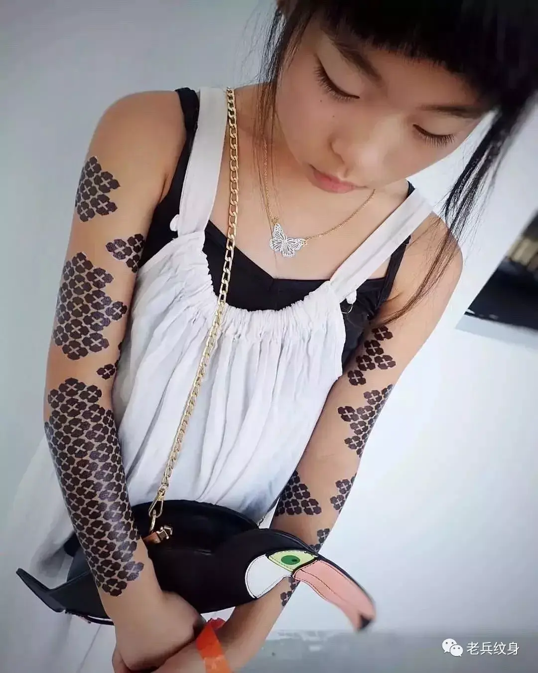 世界上最年轻的10岁出头的小纹身师给你纹你敢纹吗