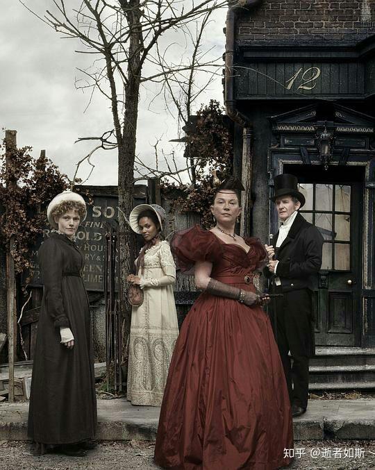 左一是miss wade,她就像一个撒旦一样的存在,引诱人黑暗的一面.