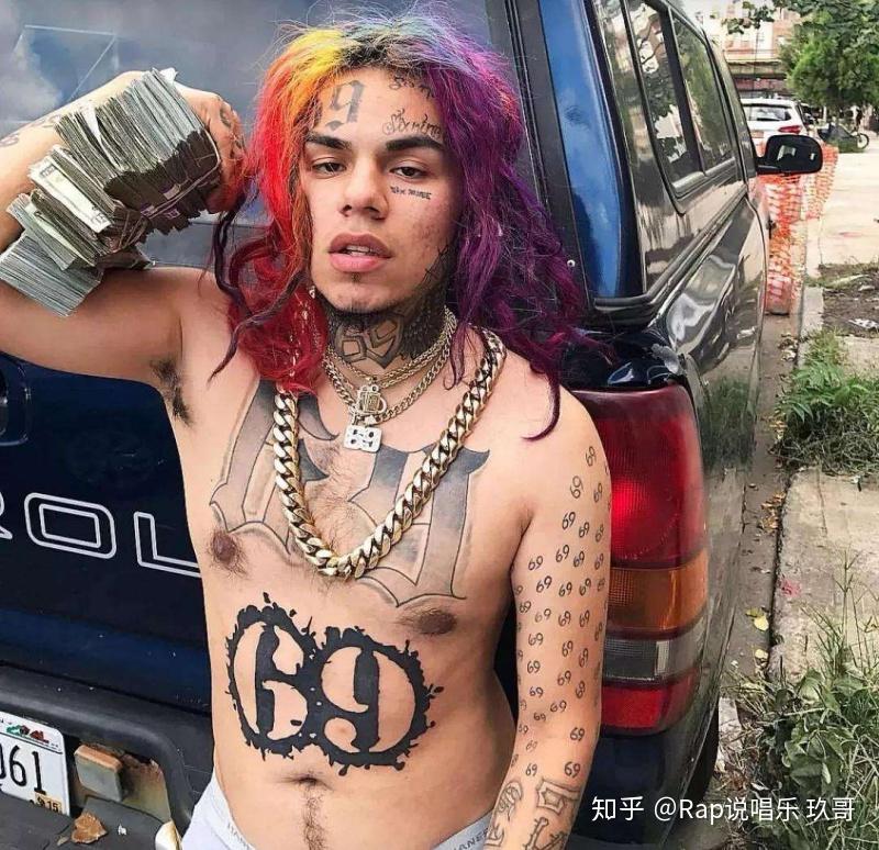 (从万妮达微博照片来看,她的胸口好像并没有纹身)