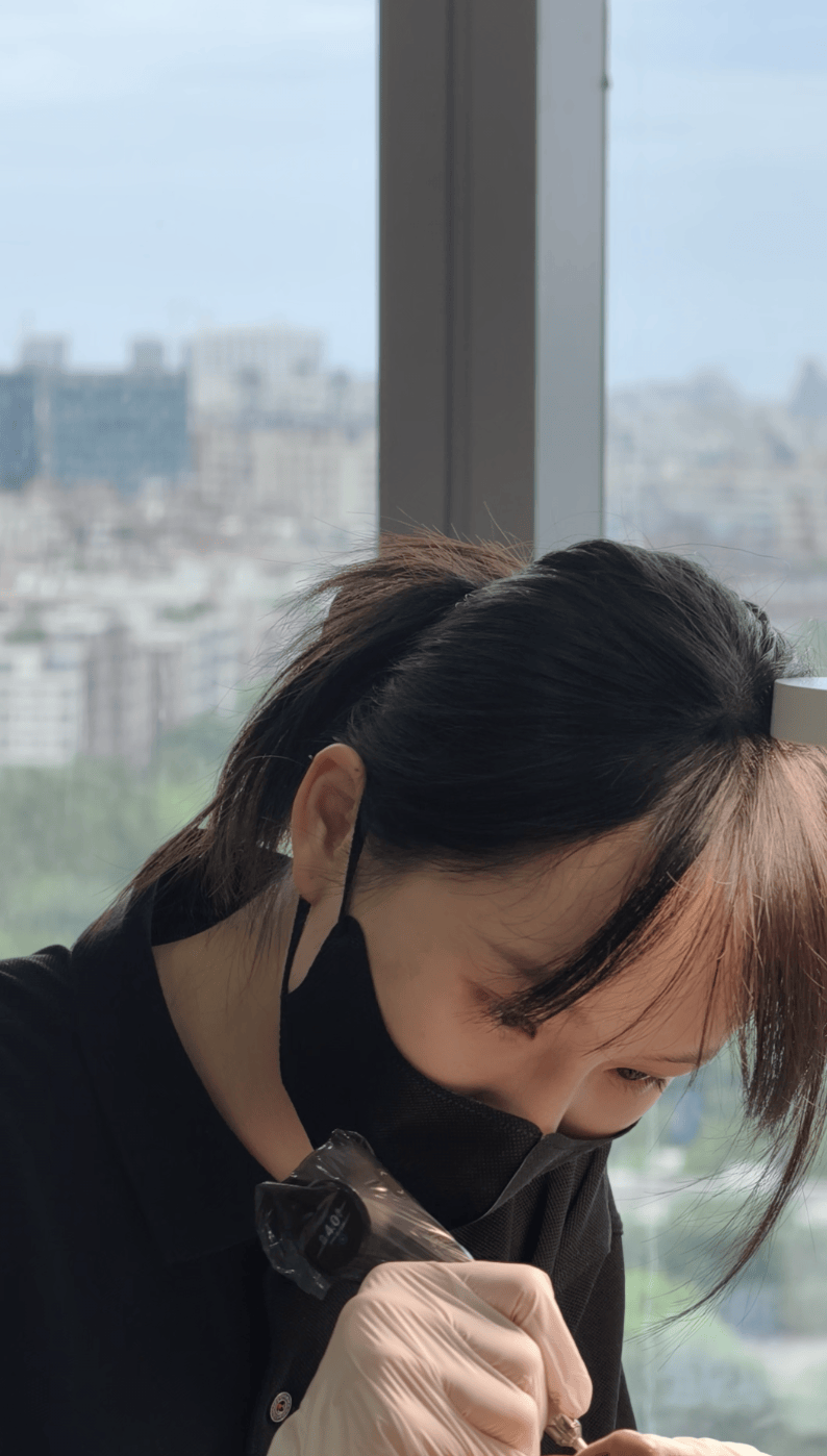 广州女孩清华美院硕士毕业后选择做纹眉师，最高月入 10 万元，你认为这是浪费学历还是学有所用？
