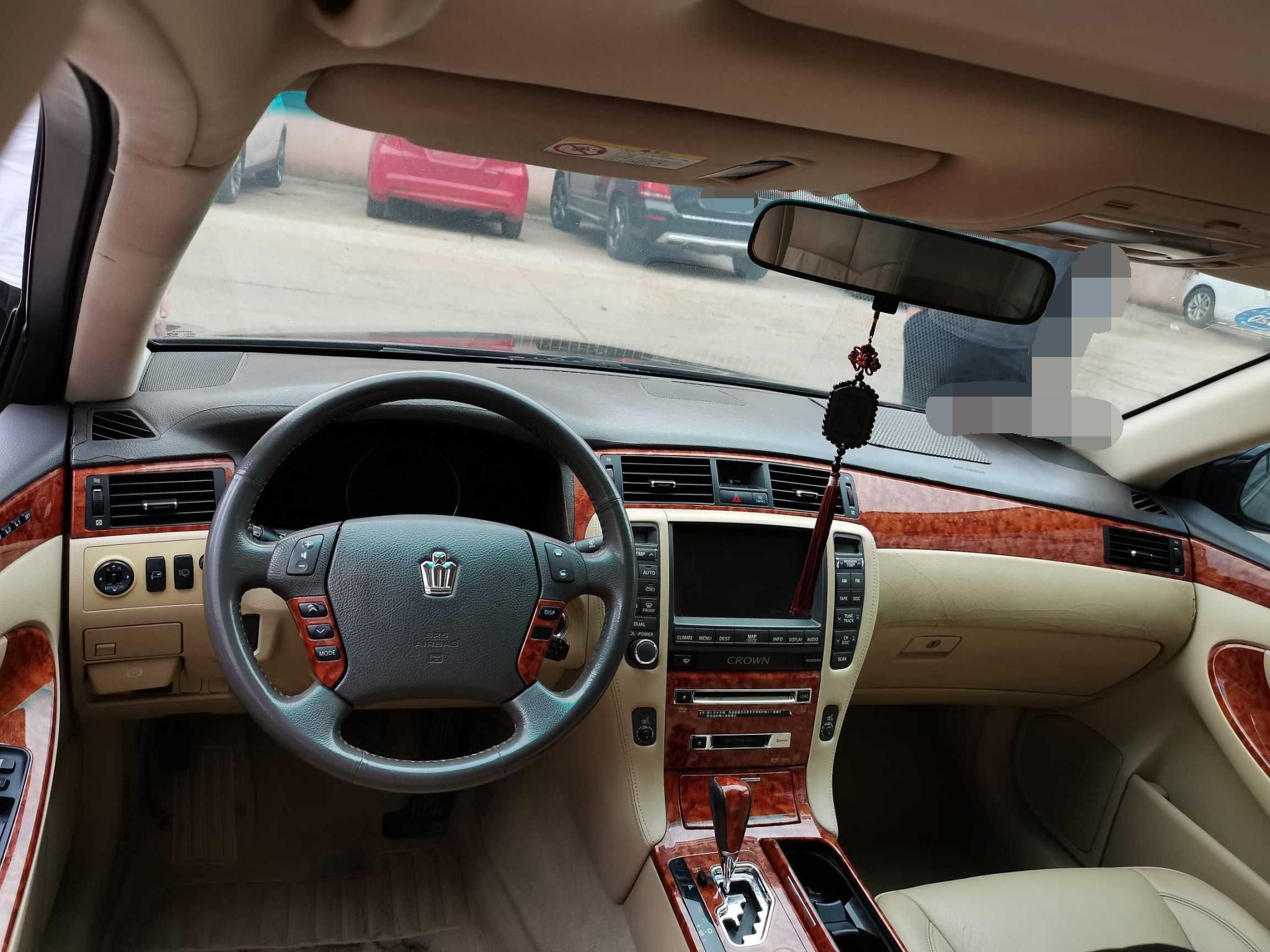 一代传奇被冷落06年的丰田十二代皇冠锈穿底盘还想卖8万