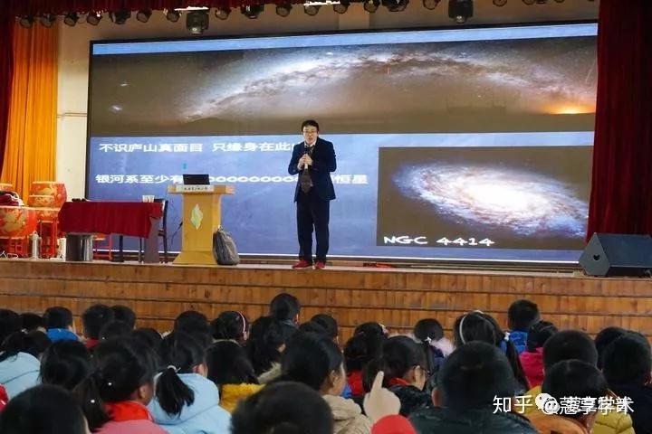 浙江工业大学物理系教授熊宏伟冲出地球的思想实验科普视频
