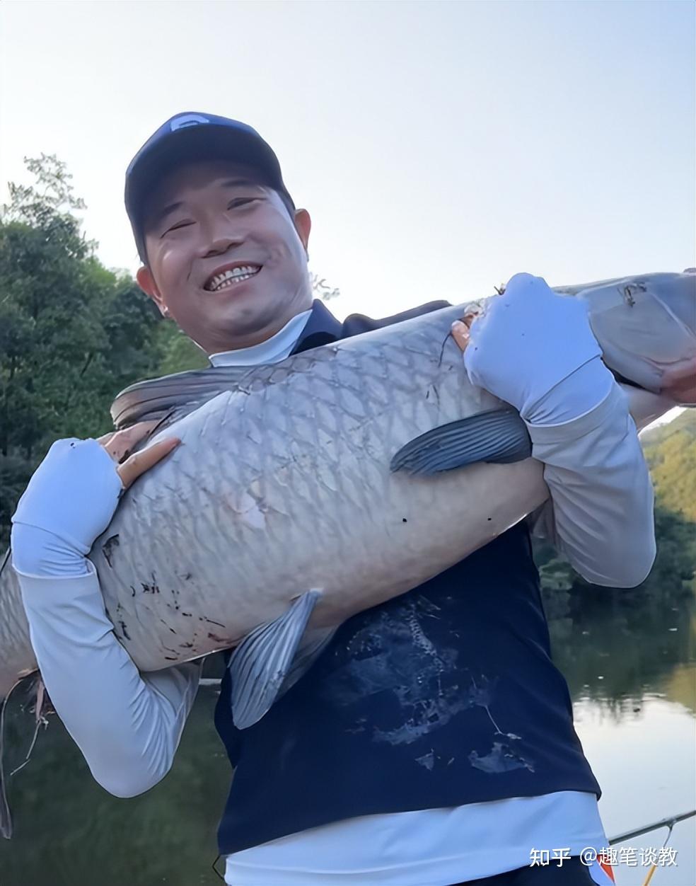 天元邓刚回母校演讲,有色一中在钓鱼人中出名了!网友:是知名校友