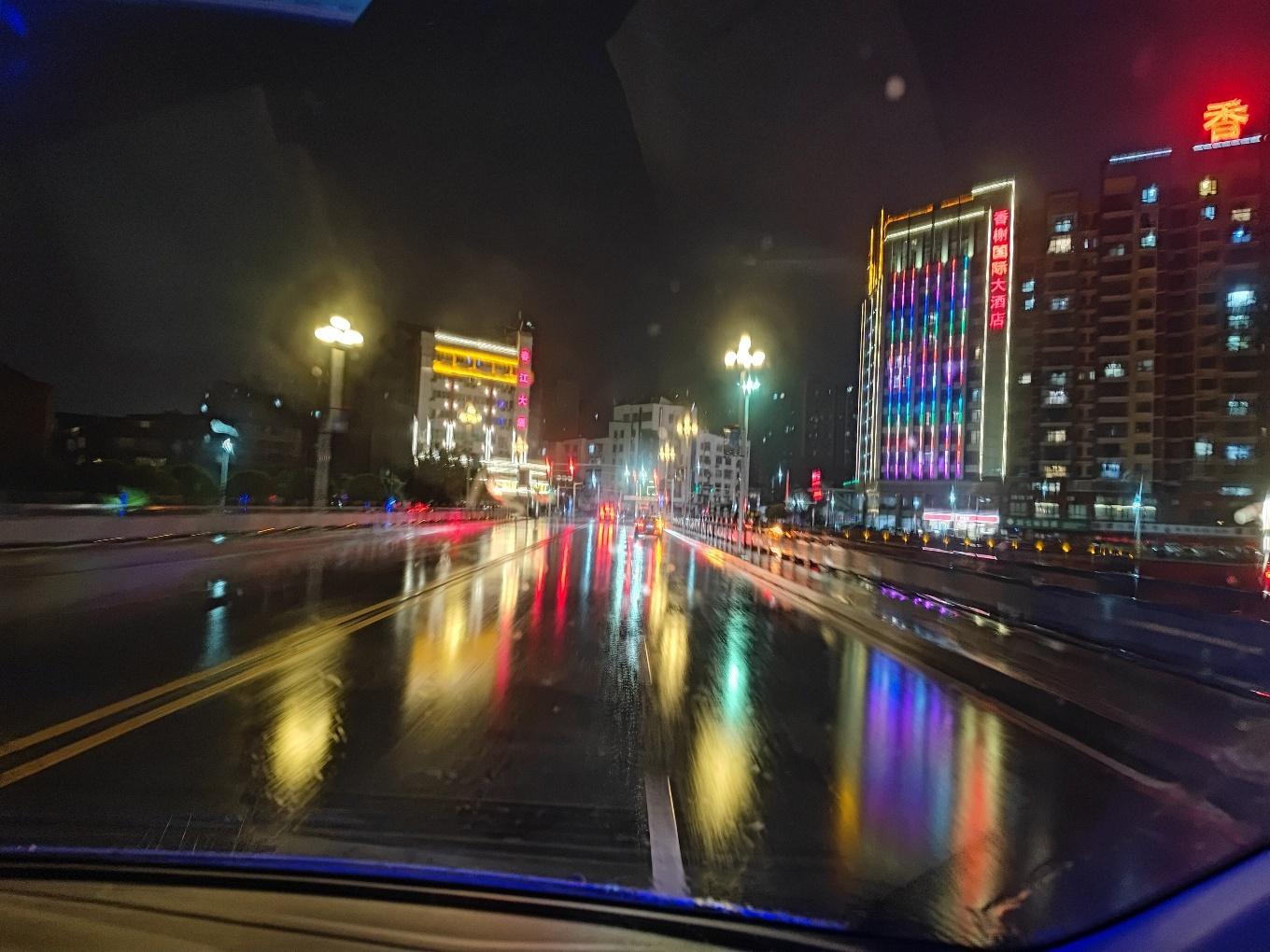 暴雨天气夜晚开车注意事项 - 知乎