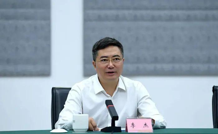 李杰指出,住建,税务部门作为服务四川经济高质量发展的重要部门,拥有