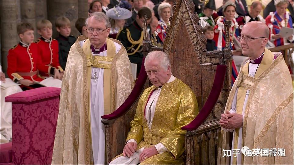 金色斗篷是1821年为汉诺威王朝的乔治四世制作的,白色长袍是1911年为