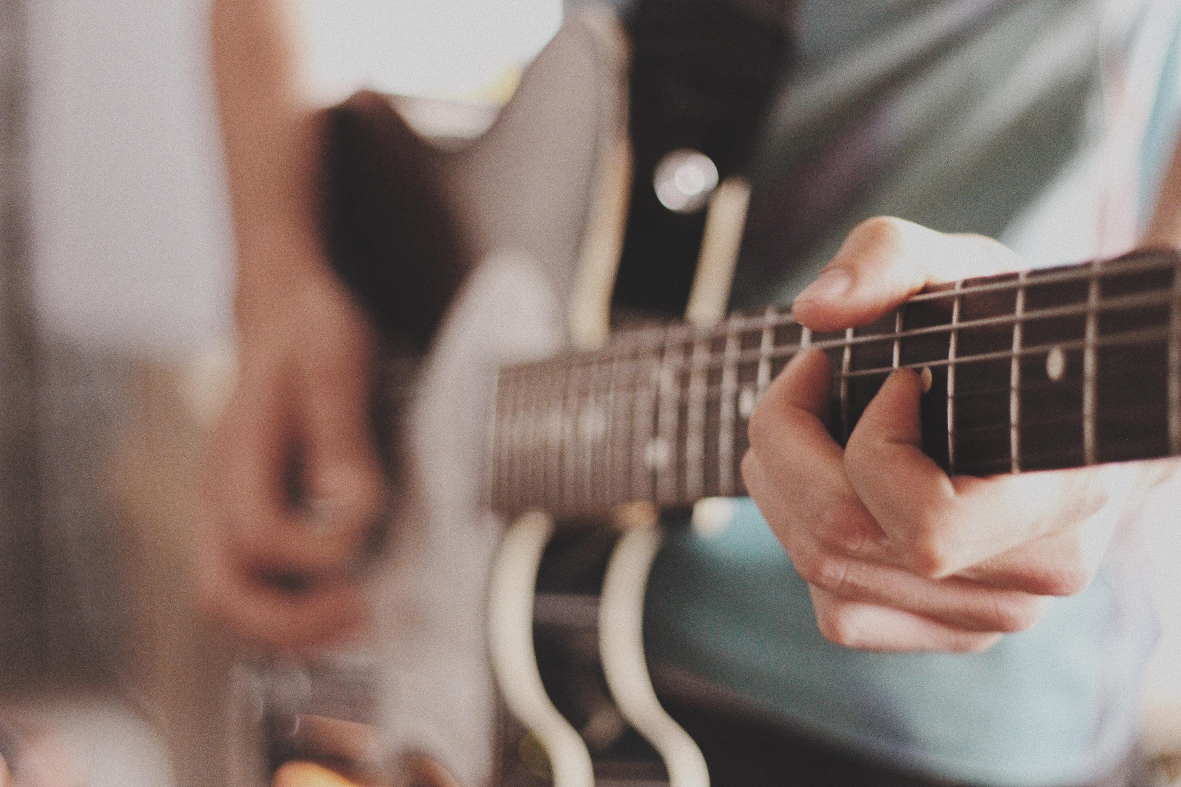 弹吉他的人 · 免费素材图片