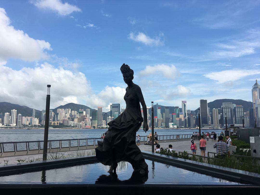 香港的星光大道整修之后,重新向游客开放,梅艳芳的桐像再一次展现在了