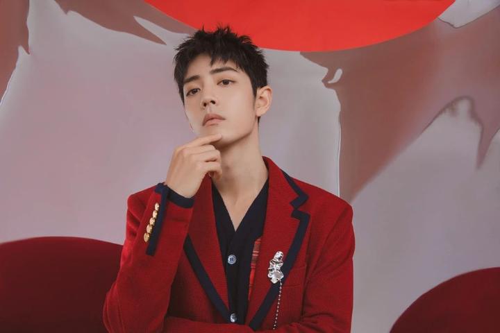 肖战壁纸:跨年晚会壁纸来咯,红色夹克搭配双g搭扣腰带