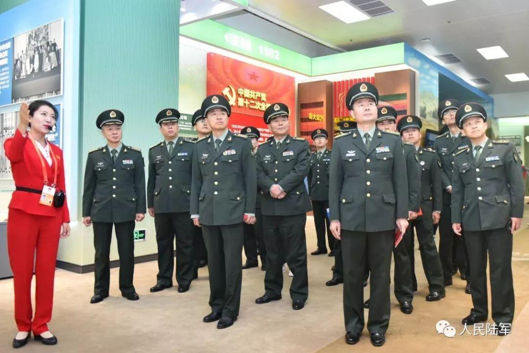 陆军机关部队参观"伟大历程辉煌成就"大型成就展
