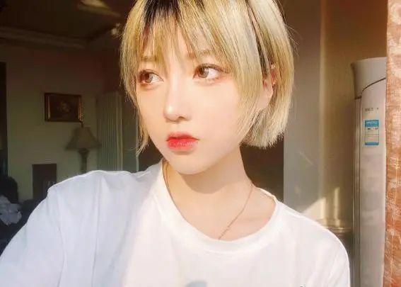 咬米新视频颜值太拉胯黑眼圈成最大亮眼根本不值520一小时