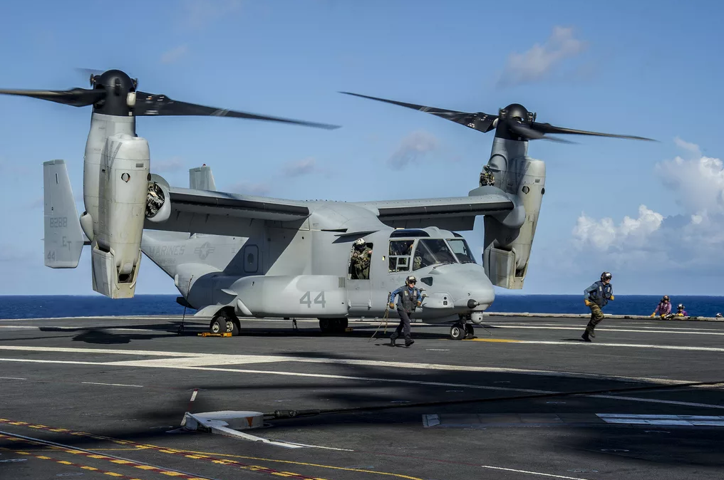 直升机变形金刚mv22鱼鹰展开翅膀