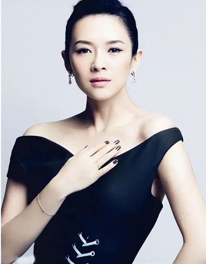 打响第一炮曾经卓伟一出手便是实锤,从文章出轨姚笛到李小璐洗头事件