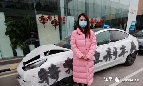 现在最关键的是女车主张女士认为他们一家人车祸,主要是因为特斯拉